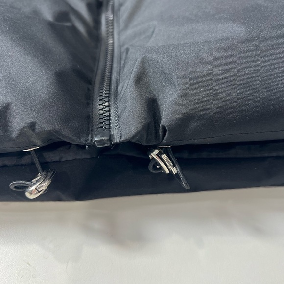 Black Boxy Puffer Vest Size Large cropped - Picture 3 of 7